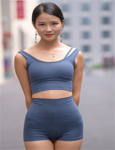 我被三个人同时舔吃b-被黑人扒开双腿猛进